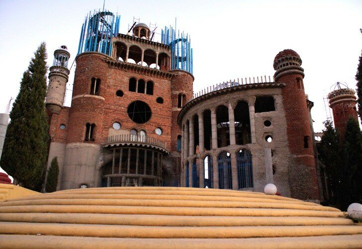 Man spends 50 years to build cathedral out of salvaged materials